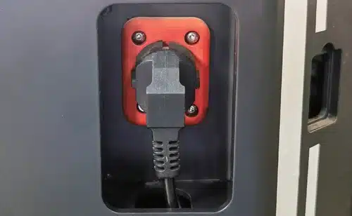 Prise de chargeur intégré du tracteur pousseur accompagnant